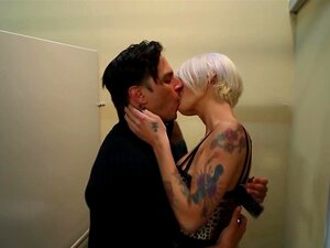 BurningAngel Punk Chick suce une bite dans les toilettes du restaurant