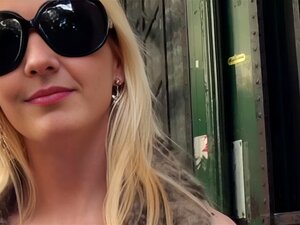Orgasme tiré hongrois babe facialized à l'extérieur dans le parc