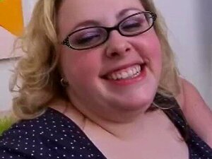 Une BBW avec une chatte se fait marteler par-dessus une bite dans son