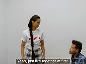 Agent Faux Sexe chaud sur le canapé avec le cul juteux de la mignonne