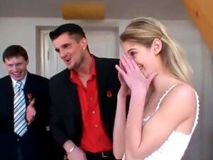 Sandra a 18 ans et est traitée à un gangbang!