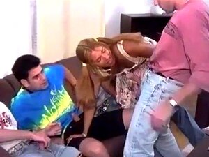 Dina Pearl se fait double pénétrer dans un gangbang