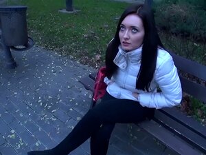 Quatre filles amateurs baisent en public pour faire du shopping