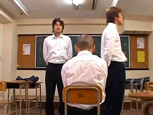 Une mignonne fille asiatique se met à fond et fait une pipe torride