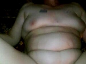 Une femme mature sans-abri baise pour un sandwich, partie 1