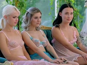 Une Maîtresse et trois Chatons