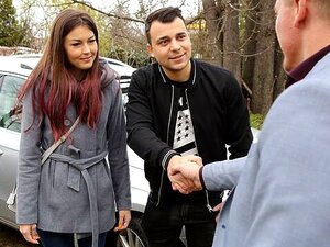 Payez pour la voiture avec la chatte de votre copine