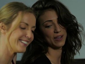 Pornstars en chaleur Karla Kush, Ruby Sparx dans Crazy College, vidéo