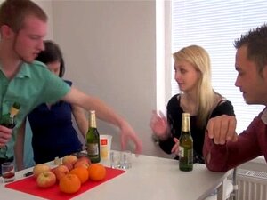 Érection forte pour un sexe torride. Le mec en bande et en profite