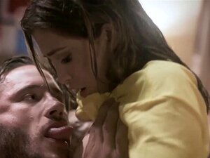 Une salope curieuse trompe son mec avec un vieux non circoncis. La