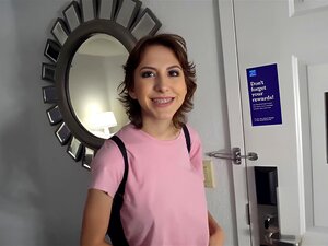 Une amatrice de 18 ans aime déjà une grosse bite lors d'un faux