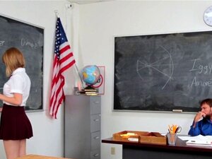 Mignonne se fait remplir de sperme en classe. Une mignonne en uniforme