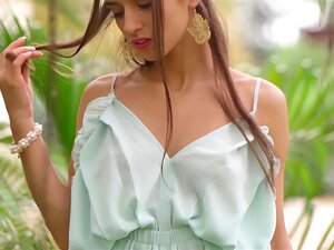 Modèle de cutie aux gros seins parfaits montre un corps chaud et pose