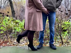 la belle-belle-belle-mère en jupon de cuir et talons tient le jock du