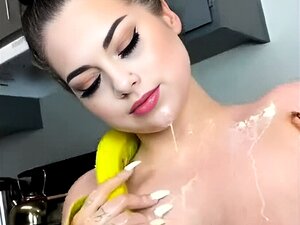 Découvrez la passion pure avec Leann, une MILF amateur