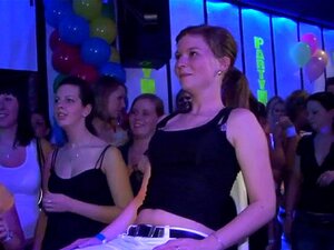 Les mecs fuient la chatte de n'importe qui. Les mecs en club fuient la