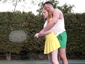 Le tennis était dur pour la petite rousse mignonne