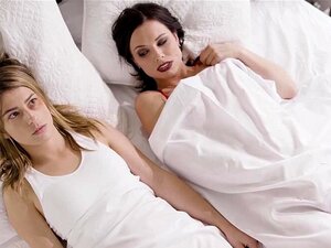 Petite mignonne lesbienne goûte son pus taillé de copines