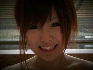 La beauté japonaise Miku Airi se graisse, puis fait une petite pipe.