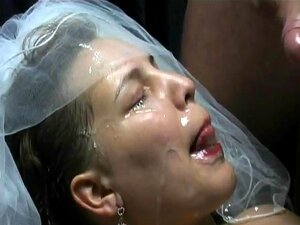 La mariée reçoit une éjaculation faciale de toute la fête de