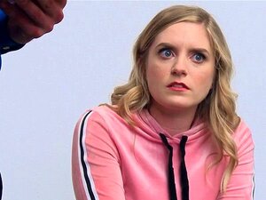 La mignonne a eu des ennuis avec un flic en chaleur. Elle a été