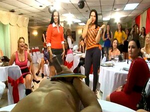 01 Strip-teaseuses se font sucer à une fête sexuelle cfnm 47