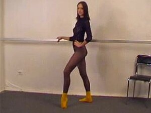 Gymnaste sexy en collants et chaussettes jaunes