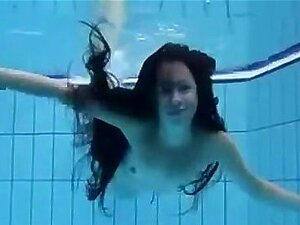 Jolie fille se fout à poil dans une piscine