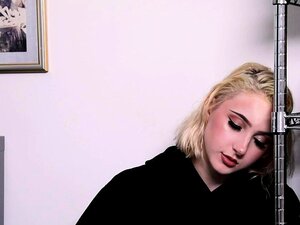 Fille capricieuse disciplinée par une grosse bite