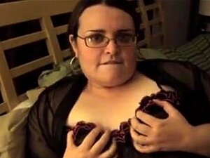 En regardant ma femme sucer mes amis, de dessus, cette doxy se fait