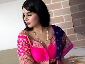 Desi Bhabhi aux seins énormes en Saree Déshabillée et baisée par