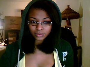 Ébène coquin avec des lunettes qui taquine sur la webcam