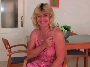 Mamie Terry se fait pincer les tétons durs