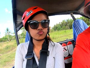 Petite amie thaïlandaise amateur sexe oral après un buggy amusant