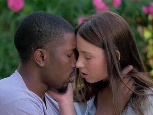 Deux mecs baisent une mannequin blanche et mince, Taylor Sands, dans