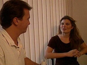 Le modèle porno se masturbe au début