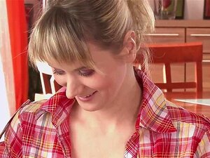 Sa vieille belle-mère et son beau-père l'impliquent dans du sexe