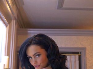 Kristie Taylor dans Up Close & Personal - PlayboyPlus, Cybergirl du