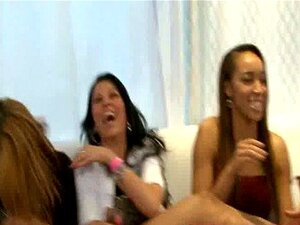 42 strip-teaseuses se font sucer à une fête sexuelle cfnm 37