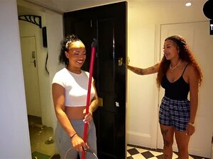 Une Femme De Ménage Britannique Rejoint Un Couple Chaud Dans Un plan