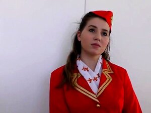 Belle hôtesse de l'air prend une grosse bite monstrueuse