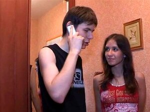 Sa copine se fait baiser dur. Le mec s'assoit et regarde sa copine se