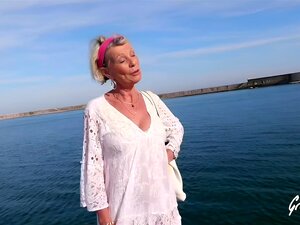 Eva, 70 ans, entraîne 2 chevaux ardents