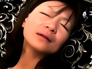 Une mature japonaise joue avec sa chatte