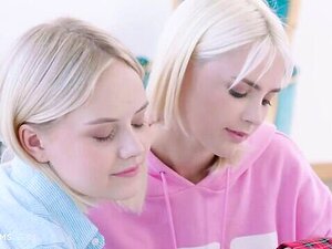 Découvrez une excitante soirée entre étudiantes blondes dans un