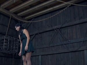 esclave attrapée punie analement avec une machine. esclave attrapée