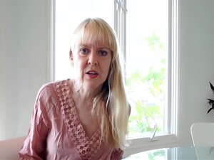 Baiser la poitrine de ma grand-mère avec une alliée GILF aux cheveux