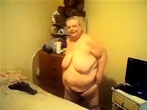 Mamie de ma copine se déshabille dans sa chambre et se frotte sur le