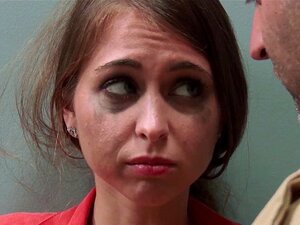 Des lezdoms matures et bien foutues baisent brutalement la petite