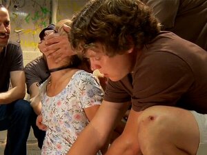 Groupe de blondes baisées dans des toilettes pour hommes. L'esclave